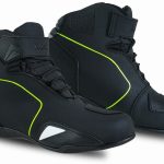 BOTAS DE MOTO ZAPATILLAS DE MOTO IMPERMEABLES Y TRANSPIRABLES CON HOMOLOGACIÓN CE ALLEYCAT FLUOR NEGRO