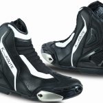 BOTAS DE MOTO CARRETERA ESTILO DEPORTIVO CAÑA CORTA IMPERMEABLES Y TRANSPIRABLES CON HOMOLOGACIÓN CE Y EPI LAGUNA SWIFT BLANCO NEGRO